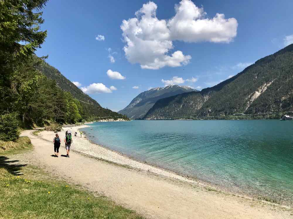 Nach einem Tag Fußmarsch kommt man vom Ahornboden an den Achensee