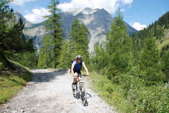 Vom Ahornboden im Karwendel mountainbiken zur Binsalm - bei toller Bergkulisse