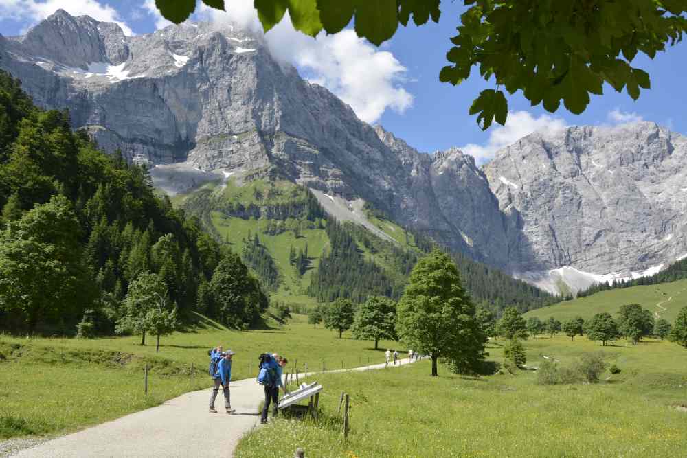 Vom Parkplatz in der Eng auf dem Naturlehrpfad zur Engalm spazieren