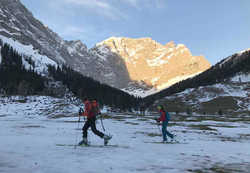 Für die Skitour auf den Hochglück heisst es früh aufstehen...