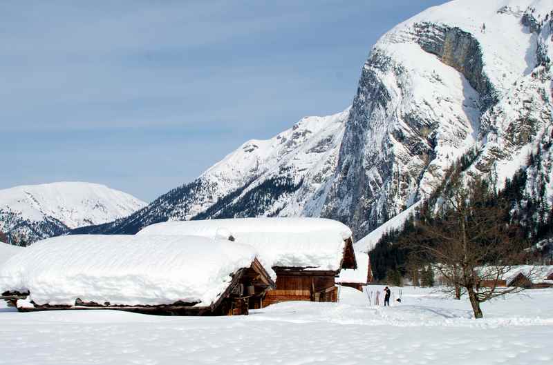 Meterhoch liegt der Schnee im Winter - gut zu sehen an den Hütten der Engalm. Gering ist der Abstand zwischen Dach und Ahornboden.