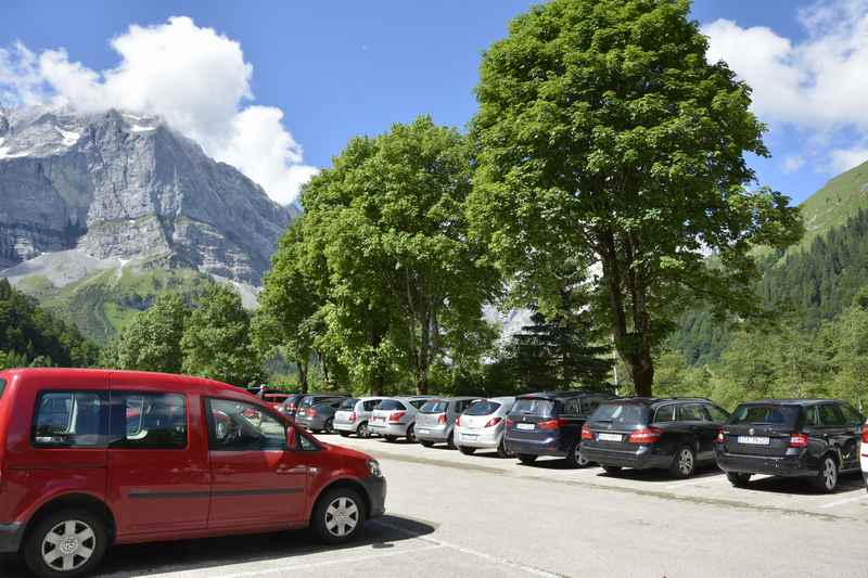 Genügend Parkplatz am Ende der Mautstraße in der Eng, der P10 - Wanderparkplatz. Hier beginnt die kleine Wanderung zur Engalm.