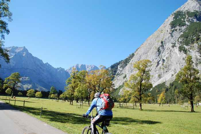 Durch den schönen großen Ahornboden per Fahrrad auf dem Weg zur Engalm