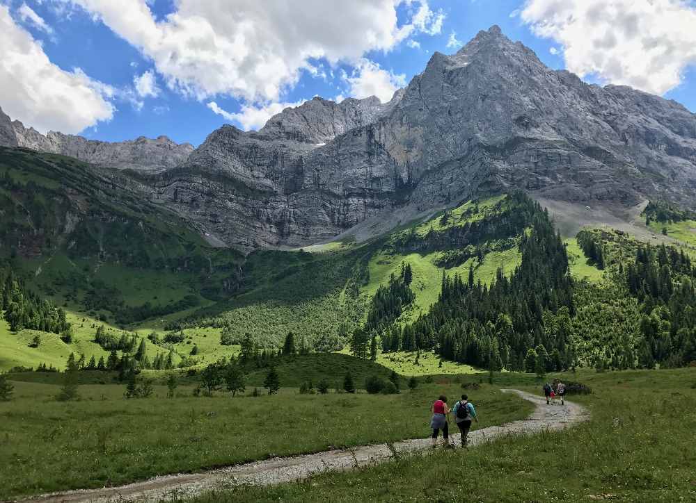 So schön ist das Panorama im Karwendel beim Wandern vom Ahornboden in den Enger Grund