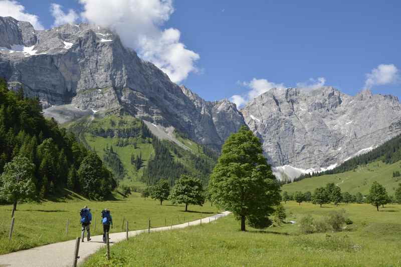 Der Weg über den Ahornboden zur Engalm, hinten die Spitzen des Karwendels 