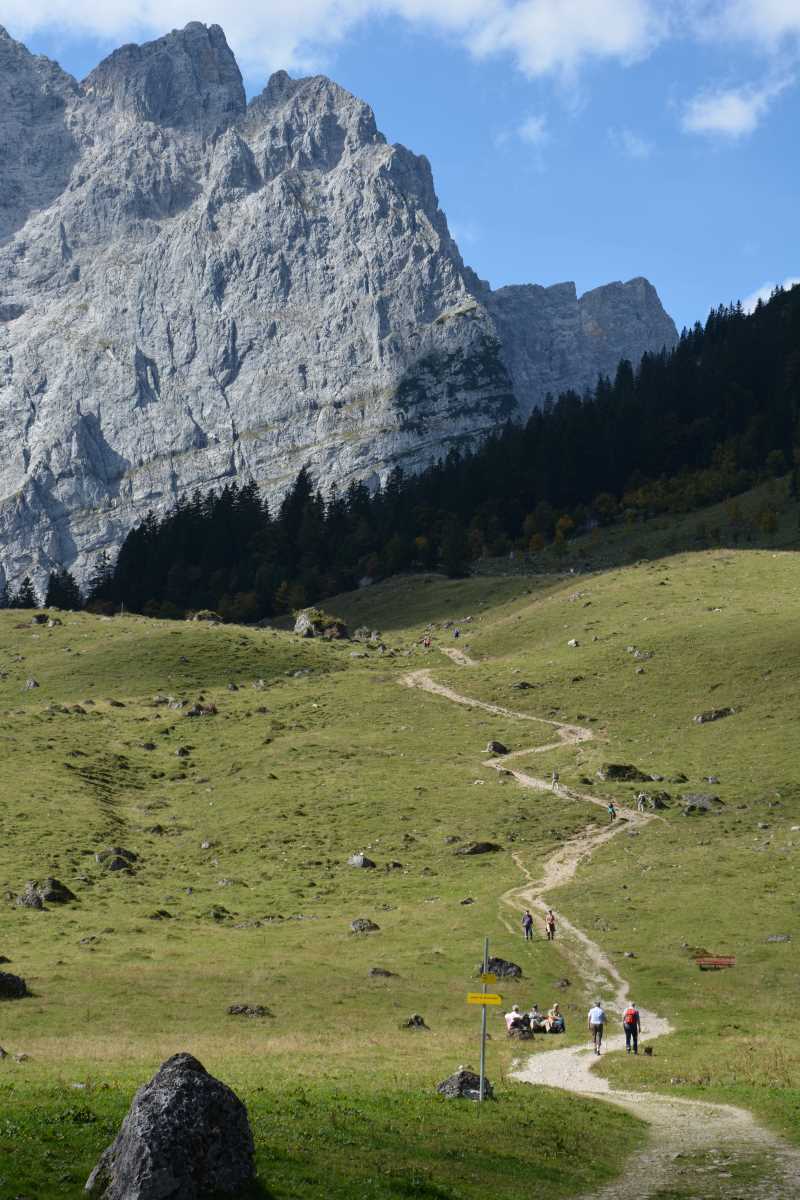 Von den Engalm Hütten führt dieser Wanderweg ins Karwendel zur Falkenhütte