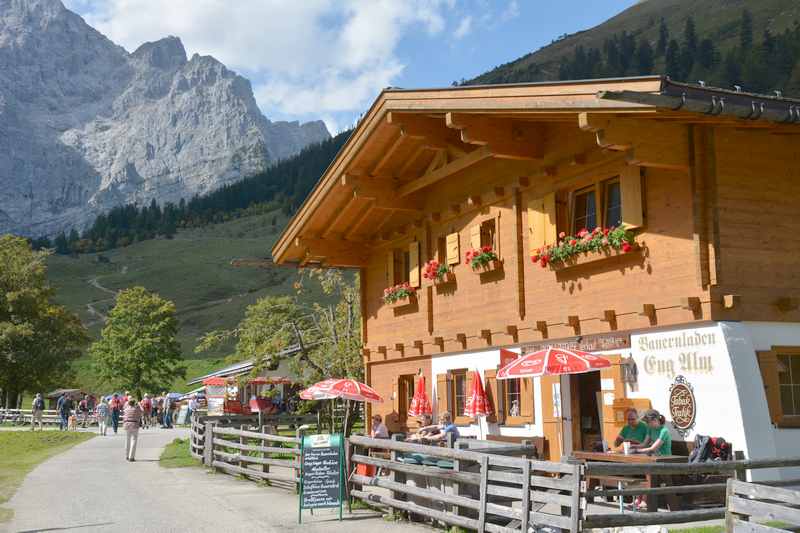 Nur hier im Bauernladen bekommst du den echten Käse der Engalm. Du kannst ihn bei der Hütte essen oder ihn mit nach Hause nehmen