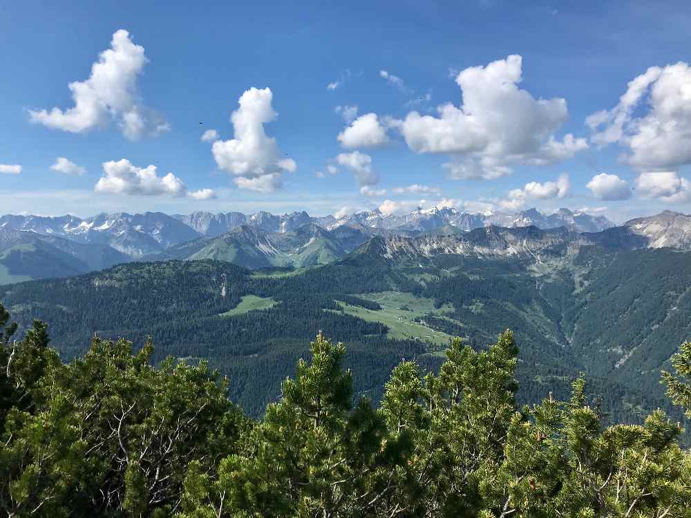 Blick auf die Karwendel Berge mit den bekanntesten Gipfeln