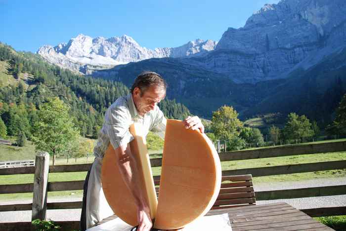 Ein großes Stück vom Käseglück: Der preisgekrönte Bergkäse der Engalm