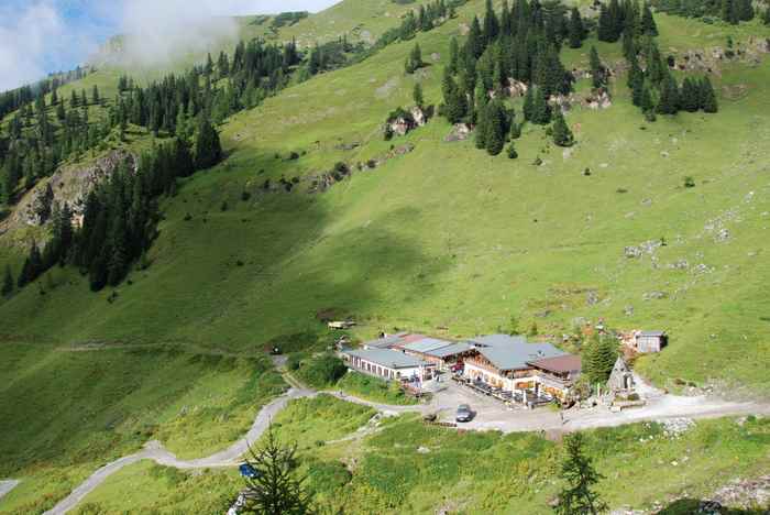 Bei der Binsalm wandern: Der Blick vom Panoramaweg auf die Binsalm