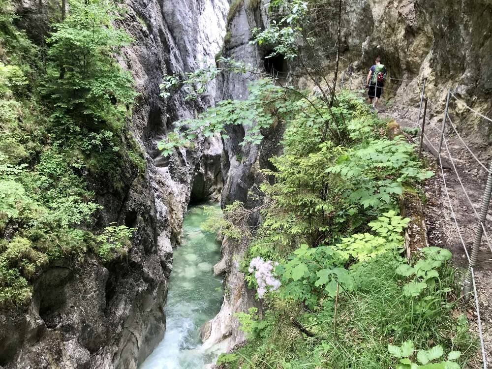 Durch diese Klamm kannst du auch wandern und selbst den Drehort besuchen