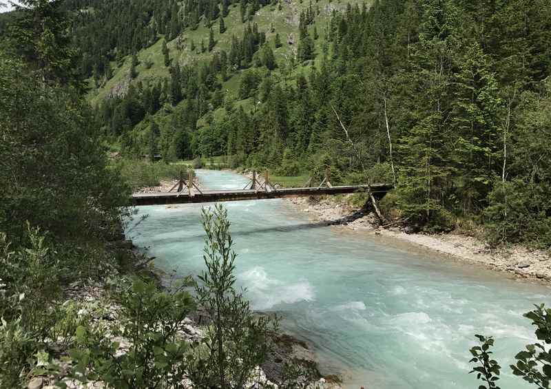 Vor der Kaiserhütte wandern wir auf der Brücke über den Rißbach