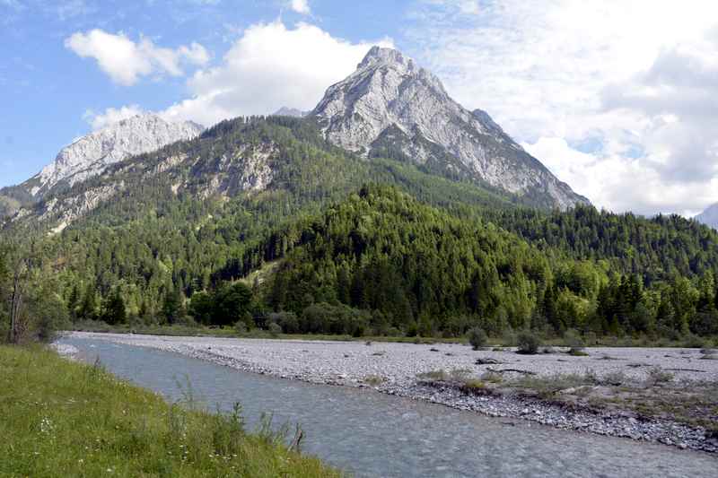 Wilde Flußlandschaft beim Eingang ins Johannistal im Karwendel