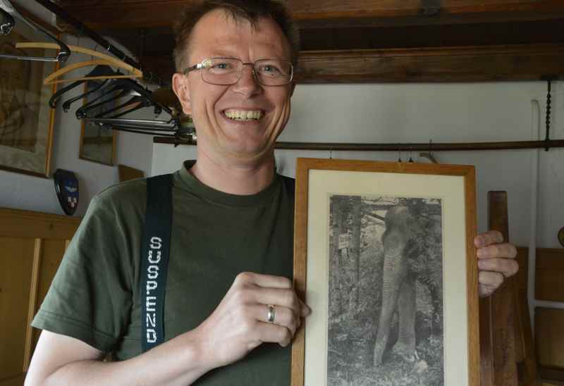 Michael Bubeck zeigt das Bild mit dem Elefanten, der zur Tölzer Hütte wollte