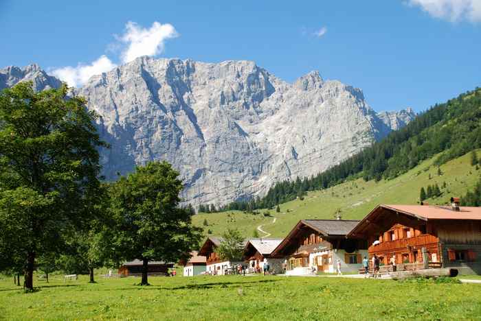 Die Engalm mit den urigen Holzhütten und dem Karwendel