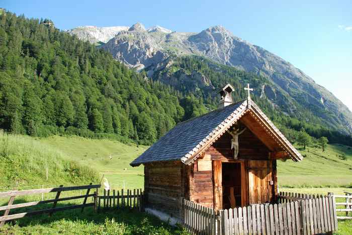 Es gibt sogar eine Kapelle in der Engalm - für kleinere Hochzeiten & Taufen, am Sonntag feiern die Bauern auch eine Messe 