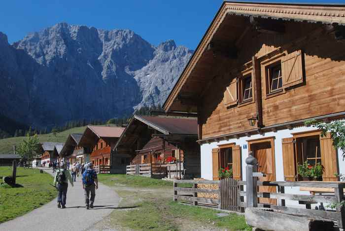 Ausflug Alpen: Ein kleiner Spaziergang am Ahornboden durch die Hütten der Engalm 