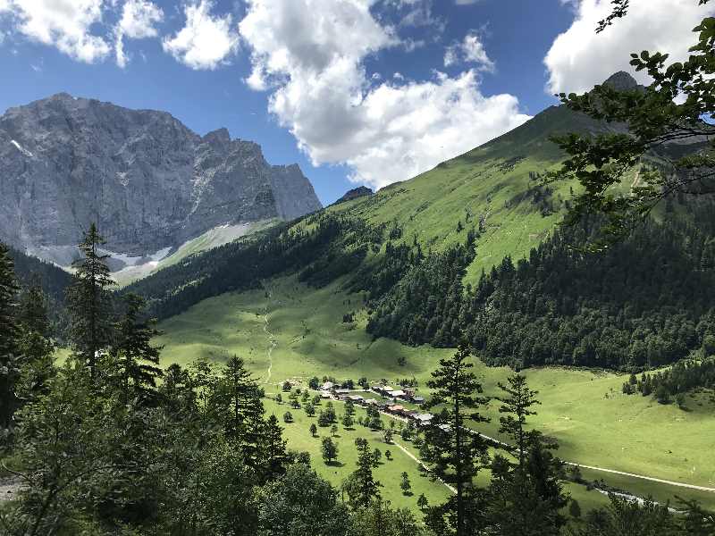 Engalm wandern - in der schönen Landschaft des Karwendelgebirge am Ahornboden