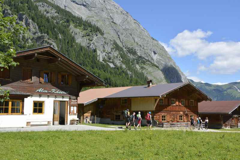 Durch die Engalm wandern am Ende der Karwendeltour in Tirol