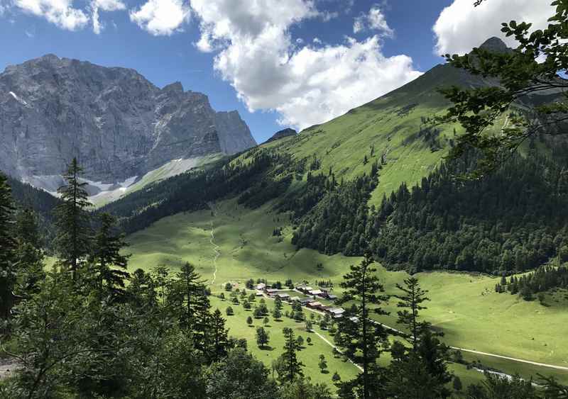 Lamsenjochhütte Wanderung: Der Blick von oben auf die Engalm, was für ein Panorama! 