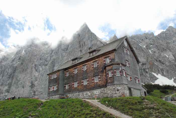 Die Falkenhütte im Gebiet Hinterriss Eng im Karwendel zwischen den Ahornböden