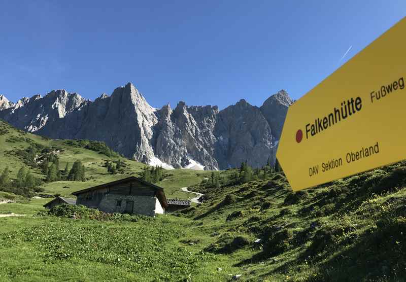 Auf dem Weg durch das Johannistal führt die Wanderung bei der Ladizalm vorbei.