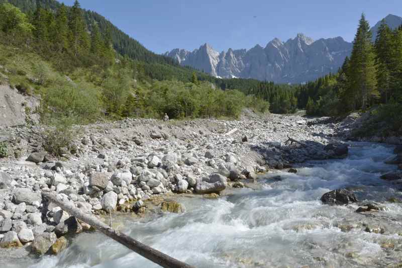 Im Tal der Johannesbach, hinten die Spitzen der Laliderer im Karwendel