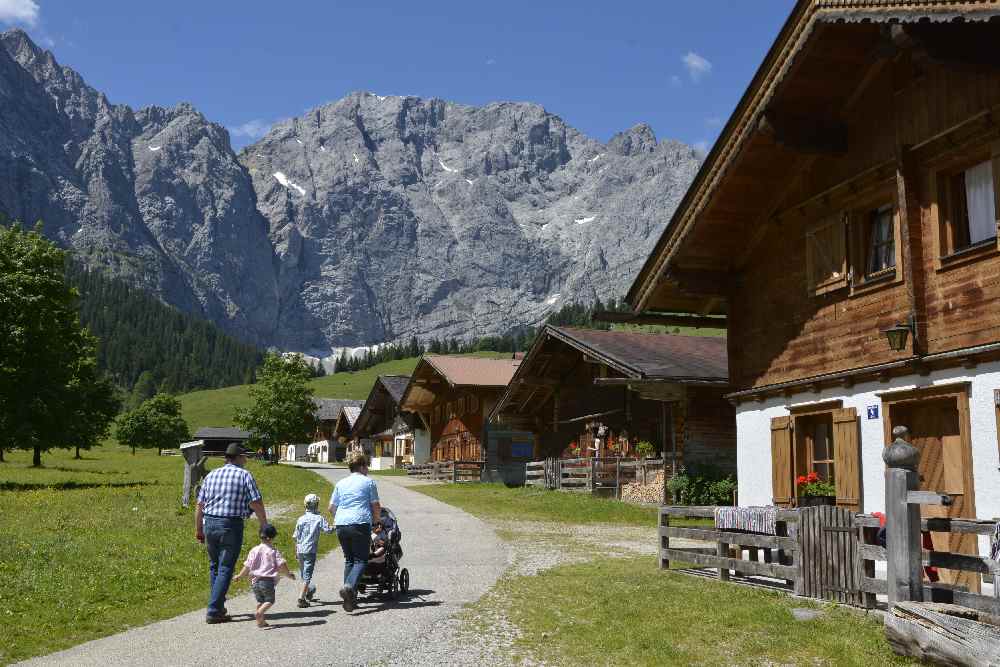 Frühling Alpen in den Bergen - zur Engalm am Großen Ahornboden