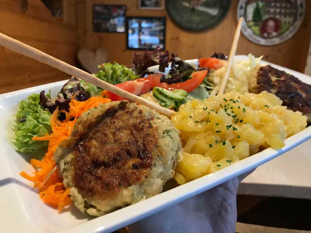 Frühlingsessen im Gasthof zur Post in Hinterriß: Die hausgemachten Bärlauch-Pressknödel mit Salat