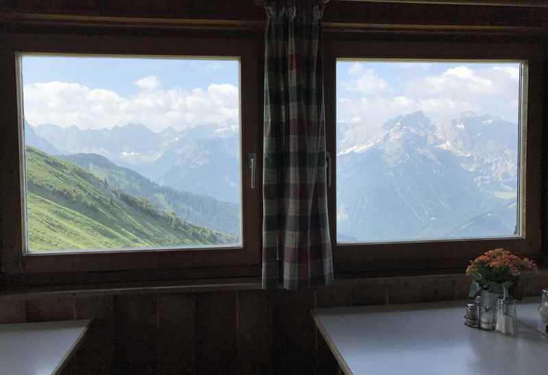 Der Ausblick auf das Karwendel aus der Gaststube der Tölzer Hütte