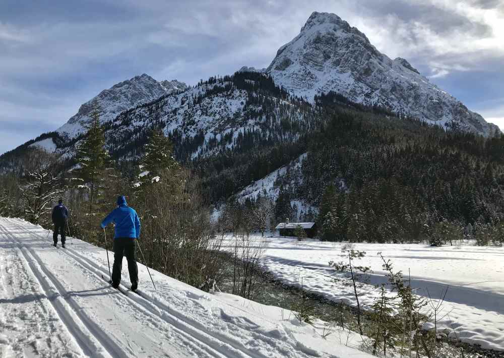 Von Hinterriß schlängelt sich die Langlaufloipe am Rißbach entlang - mit dieser tollen Bergkulisse