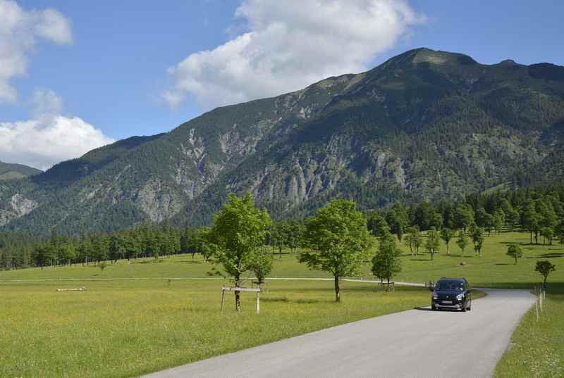 Die Bezahlung der Maut berechtigt zum Fahren der Straße durch den großen Ahornboden