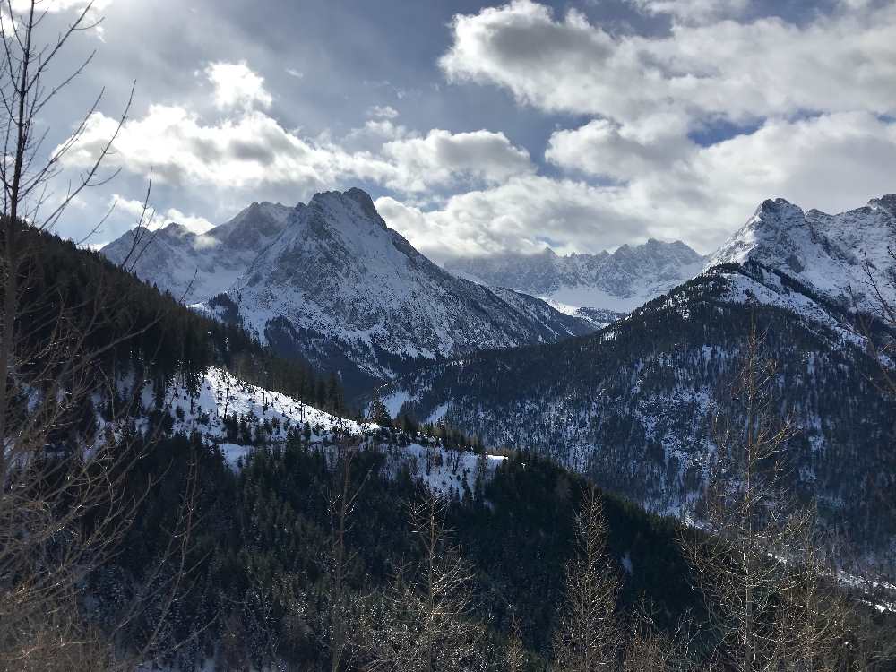 ... und hinüber auf die Spitzen des Karwendelgebirge