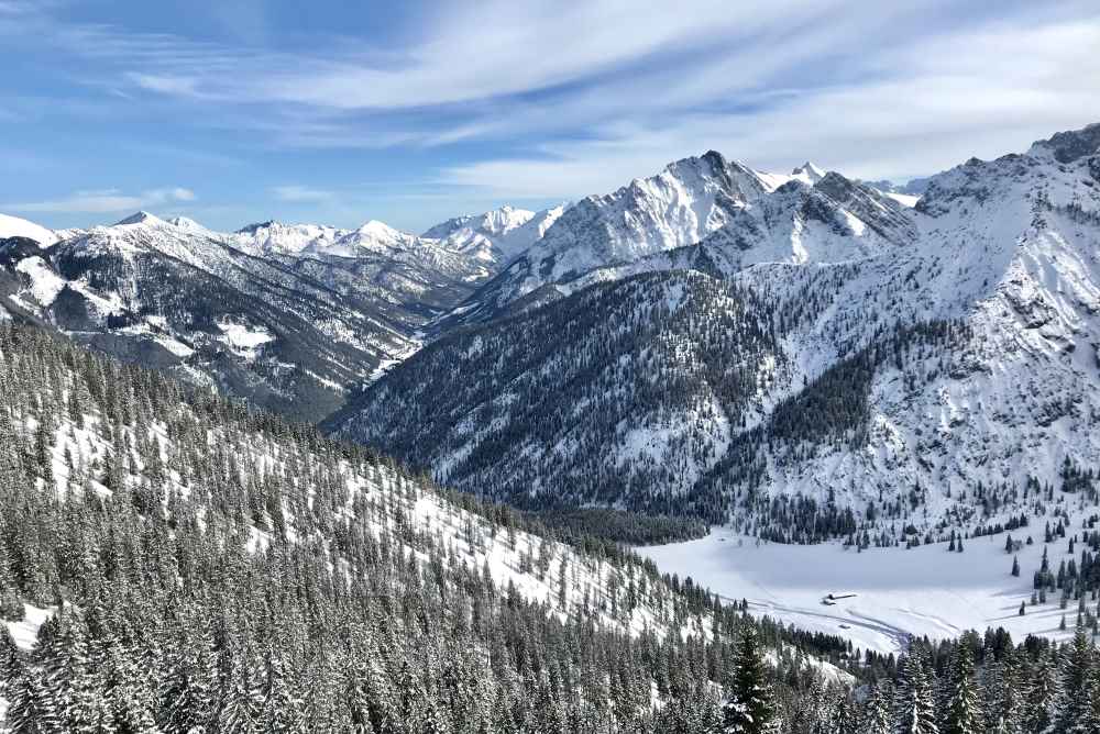 Bei der Skitour in Hinterriß gibt es diesen Ausblick am Hochalplkopf über das Karwendel