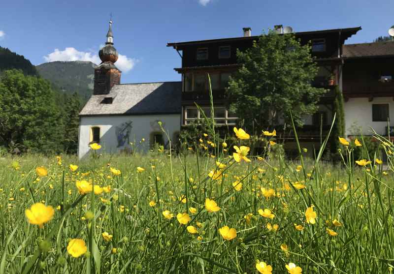 Im Ort Hinterriß beginnt die Wanderung vor dem Gasthof zur Post, neben der Kirche