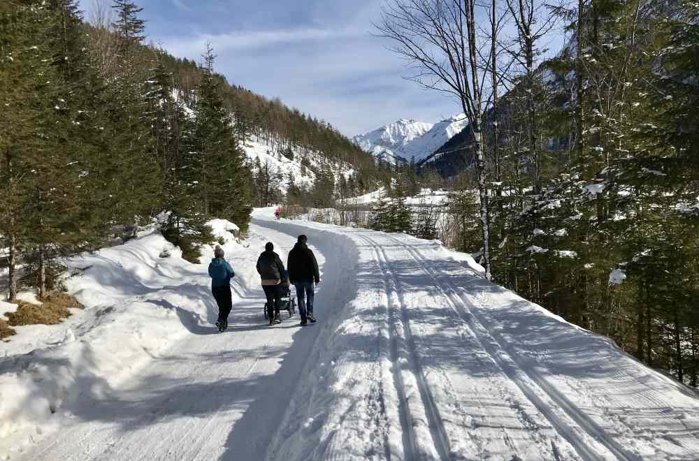 Links die geräumte Straße zum Winterwandern, rechts die Karwendelloipe in die Eng