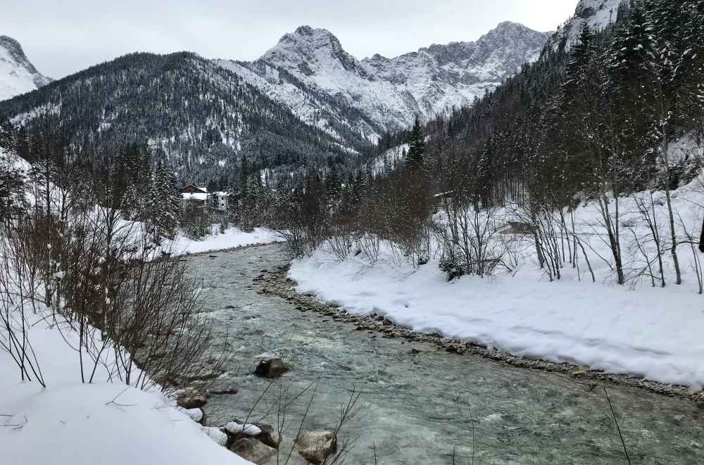 Am Rißbach entlang mache ich die Winterwanderung mit dem Rodel im Karwendel