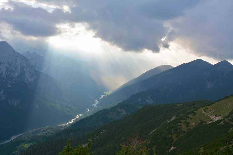 Stimmungsvoll wandern in Hinterriß, unten das Rißtal mit dem glänzenden Rißbach