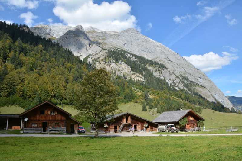 In den Holzhütten der Engalm wohnen die Bauern im Sommer auf der Alm mit ihrem Vieh