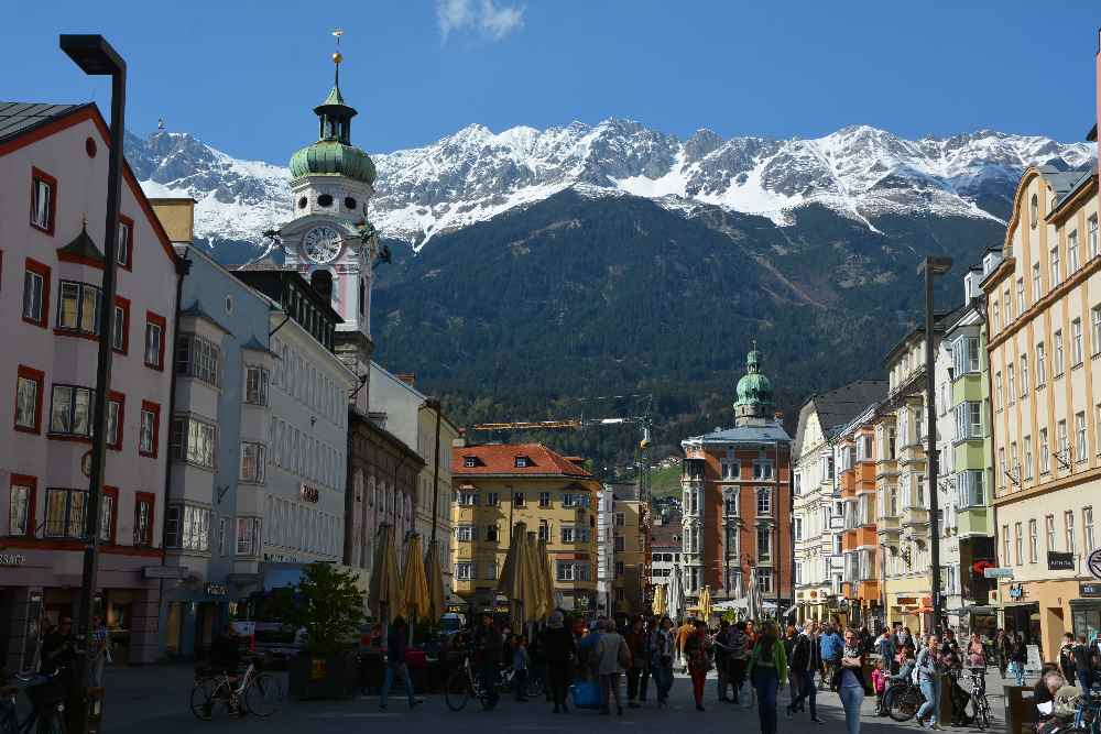 Das Karwendel von Süden gesehen mit der Altstadt Innsbruck - tolle Innsbruck Sehenswürdigkeiten warten auf dich!