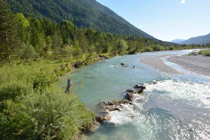 Parken lohnt sich auf einem der offiziellen Parkplätze, um einen Blick auf die wilde Isar zu geniessen