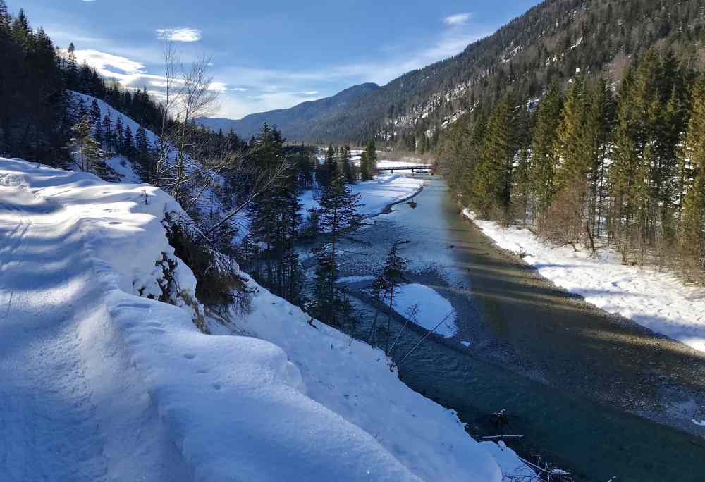 Am Hochufer der Blick auf die Isar und das Isartal in Richtung Wallgau