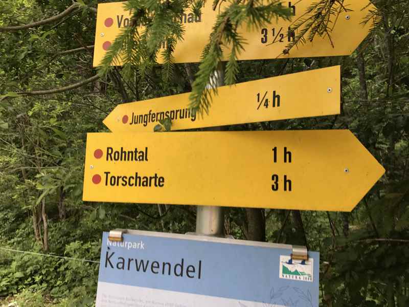 An der Wegkreuzung führt die Wanderung hier nach links hinauf