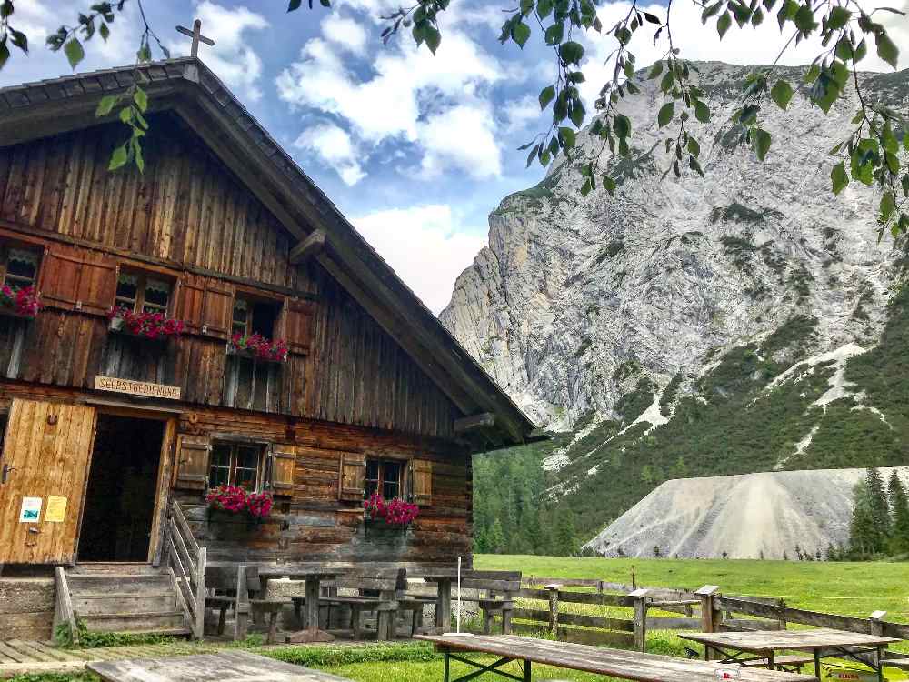 Almen und Hütten prägen die Landschaft im Karwendelgebirge