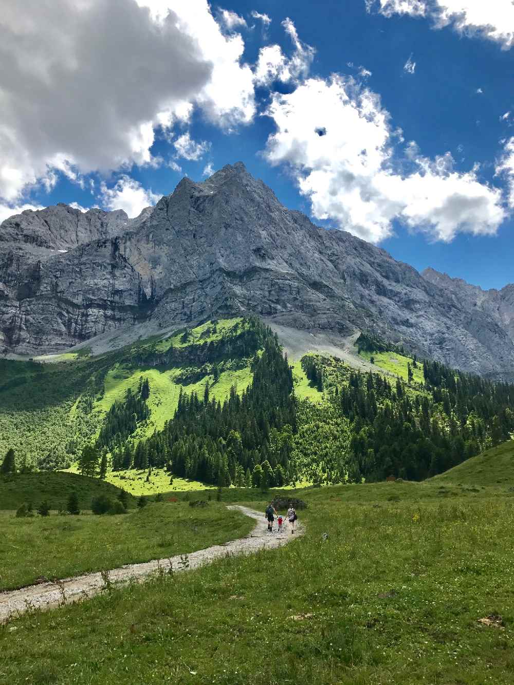 Der Talboden im Ahornboden wird überragt von der Spritzkarspitze, Karwendel