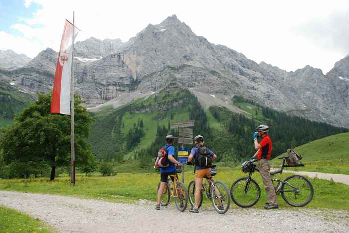 Mountainbiken im Karwendel - in der Eng bei der Engalm die Beschilderung checken