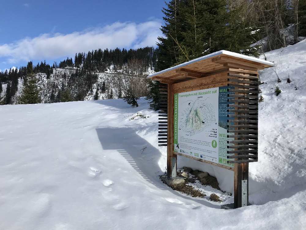 Die Tafel vom Naturpark Karwendel gibt Aufschluß über die Route und die Rücksichtnahme auf Tier und Natur