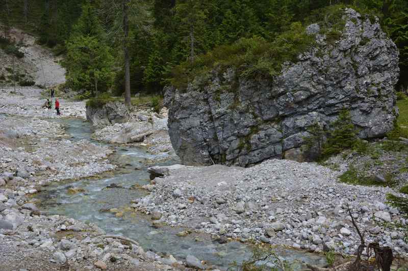 Auf dem Weg zur Tortalalm gibt es große Felsen zu bewundern