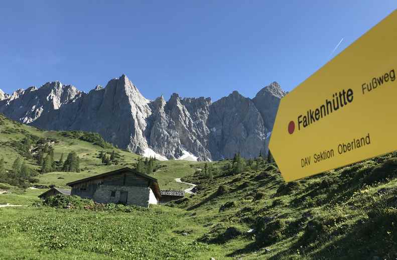 Die Ladizalm im Karwendel, auf dem Weg zur Falkenhütte. Hinten links die Herzogkante