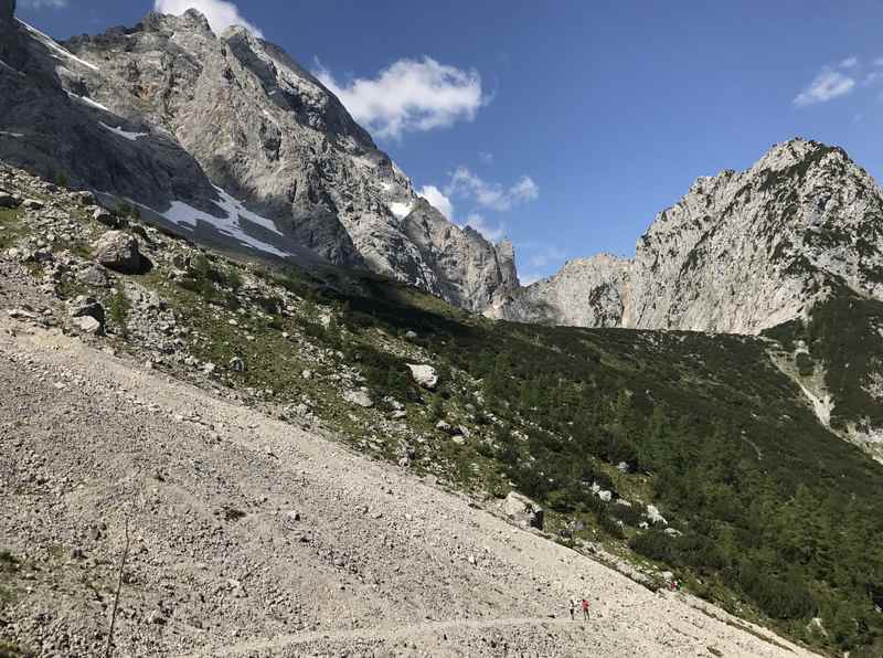 Der Anstieg über die Schotterfelder zur 1815 Meter hohen Torscharte - großes Geröllfeld mit kleinen Wanderern